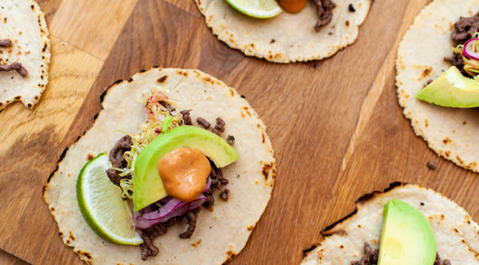 Tacos med oksekød, spidskål og rødløg